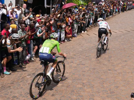 Mexičan Isaac del Toro Romero pred Slovincom Tadejom Pogačarom počas individuálnych pretekov mužov na MS v cestnej cyklistike v Kigali.