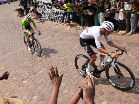 Mexičan Isaac del Toro Romero pred Slovincom Tadejom Pogačarom počas individuálnych pretekov mužov na MS v cestnej cyklistike v Kigali.