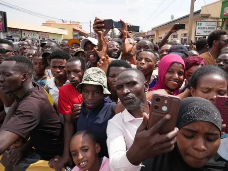 Fanúšikovia počas individuálnych pretekov mužov na MS v cestnej cyklistike v Kigali.