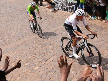 Mexičan Isaac del Toro Romero pred Slovincom Tadejom Pogačarom počas individuálnych pretekov mužov na MS v cestnej cyklistike v Kigali.