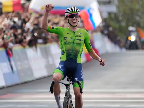 Slovinec Tadej Pogačar víťazí v individuálnych pretekoch mužov na MS v cestnej cyklistike v Kigali.