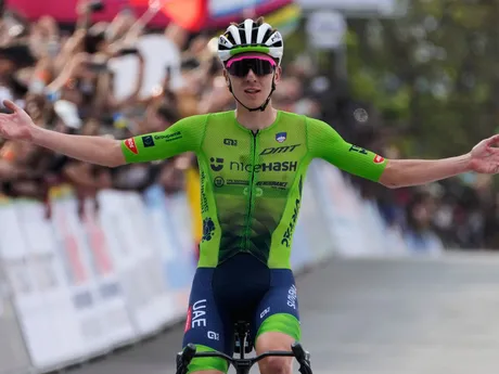 Slovinec Tadej Pogačar víťazí v individuálnych pretekoch mužov na MS v cestnej cyklistike v Kigali.