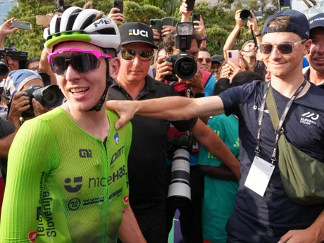 Slovinec Tadej Pogačar oslavuje víťazstvo v individuálnych pretekoch mužov na MS v cestnej cyklistike v Kigali.