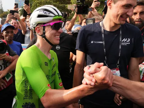 Slovinec Tadej Pogačar oslavuje víťazstvo v individuálnych pretekoch mužov na MS v cestnej cyklistike v Kigali.