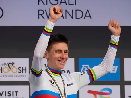 Slovinec Tadej Pogačar oslavuje víťazstvo v individuálnych pretekoch mužov na MS v cestnej cyklistike v Kigali.