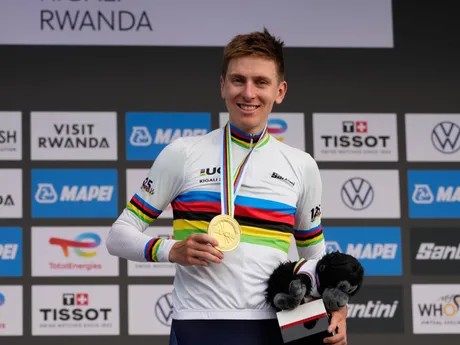 Slovinec Tadej Pogačar so zlatou medailou po víťazstve v individuálnych pretekoch mužov na MS v cestnej cyklistike v Kigali.