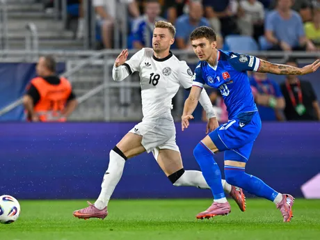 Maximilian Mittelstadt a Dávid Ďuriš v zápase Slovensko - Nemecko v kvalifikácii MS vo futbale 2026. 