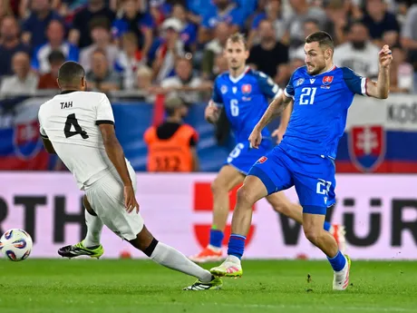Jonathan Tah a Matúš Bero v zápase Slovensko - Nemecko v kvalifikácii MS vo futbale 2026. 