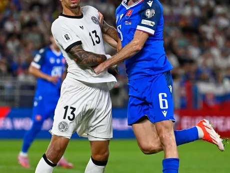 Nnamdi Collins a Norbert Gyömbér v zápase Slovensko - Nemecko v kvalifikácii MS vo futbale 2026.