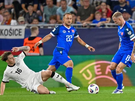 Zľava Angelo Stiller, Stanislav Lobotka a Ondrej Duda v zápase Slovensko - Nemecko v kvalifikácii MS vo futbale 2026. 
