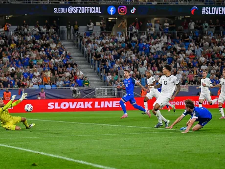 Oliver Baumann chytá šancu Lea Sauera v zápase Slovensko - Nemecko v kvalifikácii MS vo futbale 2026.