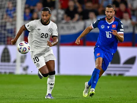 Serge Gnabry a Dávid Hancko v zápase Slovensko - Nemecko v kvalifikácii MS vo futbale 2026. 