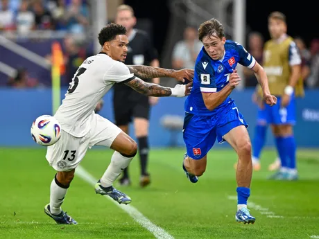 Leo Sauer a Nnamdi Collins v zápase Slovensko - Nemecko v kvalifikácii MS vo futbale 2026. 