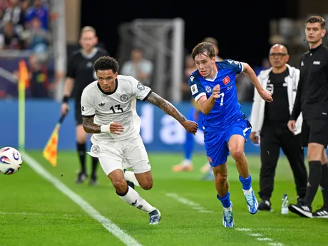 Leo Sauer v súboji s Nnamdim Collinsom v zápase Slovensko - Nemecko v kvalifikácii MS 2026 vo futbale.  