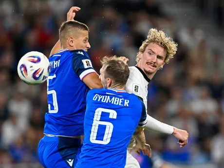 Nick Woltemade, Norbert Gyomber a Ľubomír Šatka v zápase  Slovensko - Nemecko (Kvalifikácia MS 2026)