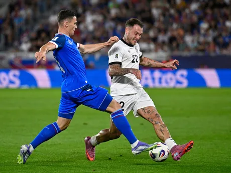 Ľubomír Tupta a David Raum v zápase Slovensko - Nemecko v kvalifikácii MS vo futbale 2026. 