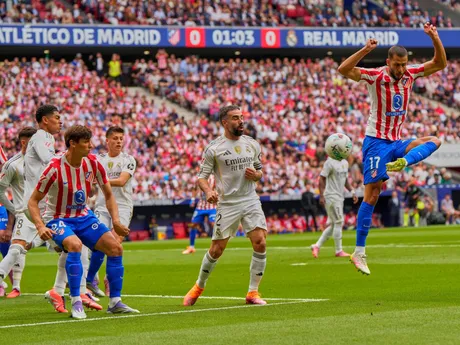 Dávid Hancko počas madridského derby v 7. kole La Ligy.