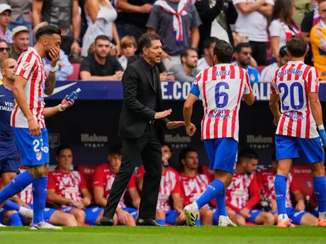 Diego Simeone počas madridského derby v 7. kole La Ligy.