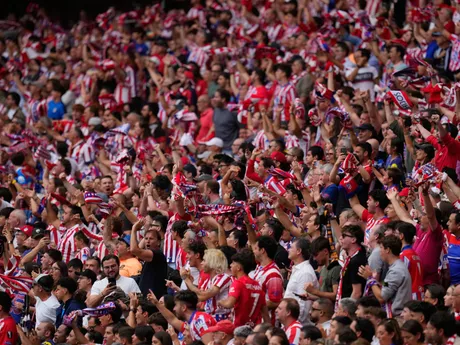 Fanúšikovia Atlética Madrid v zápase proti Realu Madrid.