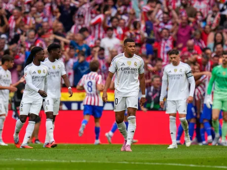 Sklamaný hráči Realu Madrid po prehre s Atléticom Madrid.