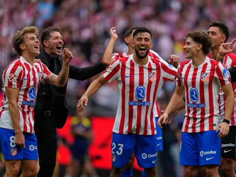 Futbalisti Atlética Madrid oslavujú víťazstvo nad Realom Madrid.