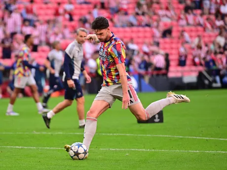 Declan Rice počas rozcvičky pred zápasom Athletic Bilbao - Arsenal FC v 1. kole ligovej fázy Ligy majstrov.