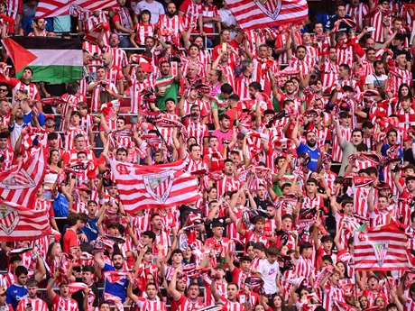 Domáci fanúšikovia v zápase Athletic Bilbao - Arsenal FC v 1. kole ligovej fázy Ligy majstrov.