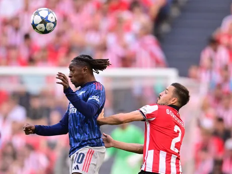 Vľavo hosťujúci Eberechi Eze a Andoni Gorosabel v zápase Athletic Bilbao - Arsenal FC v 1. kole ligovej fázy Ligy majstrov.