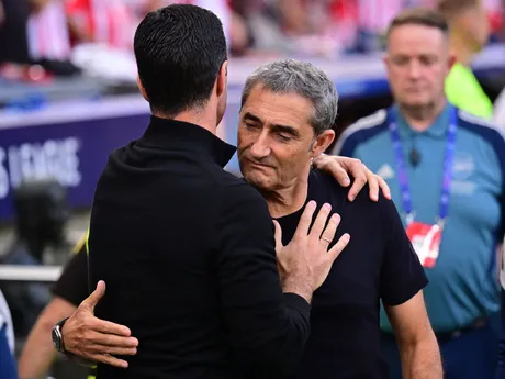 Vpravo tréner Bilbaa Ernesto Valverde a tréner Arsenalu Mikel Arteta pred zápasom 1. kola ligovej fázy Ligy majstrov.