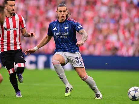 Futbalista Arsenalu Riccardo Calafiori v zápase Athletic Bilbao - Arsenal FC v 1. kole ligovej fázy Ligy majstrov.