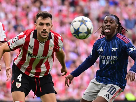 Vľavo domáci Aitor Paredes a Eberechi Eze v zápase Athletic Bilbao - Arsenal FC v 1. kole ligovej fázy Ligy majstrov.