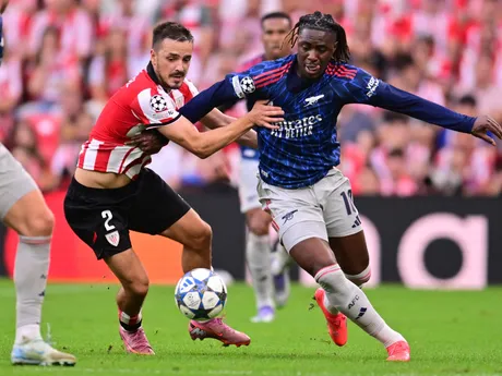 Vľavo domáci Andoni Gorosabel a Eberechi Eze v zápase Athletic Bilbao - Arsenal FC v 1. kole ligovej fázy Ligy majstrov.