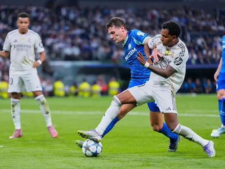 Rodrygo a Benjamin Pavard počas zápasu 1. kola ligovej fázy Ligy majstrov Real Madrid - Olympique Marseille. 