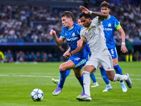 Rodrygo a Benjamin Pavard počas zápasu 1. kola ligovej fázy Ligy majstrov Real Madrid - Olympique Marseille. 