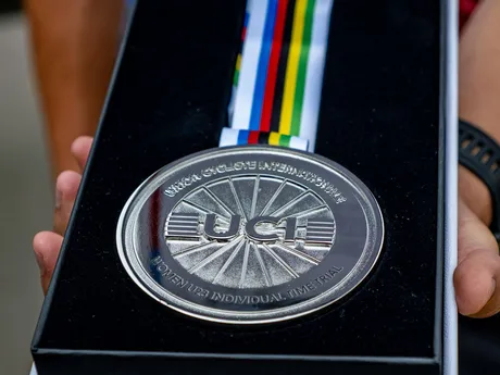 Strieborná medaila, ktorú získala Viktória Chladoňová v časovke U23 na MS v cyklistike 2025.