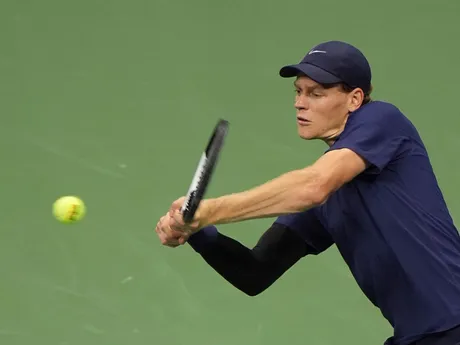 Jannik Sinner počas semifinále na US Open 2025.