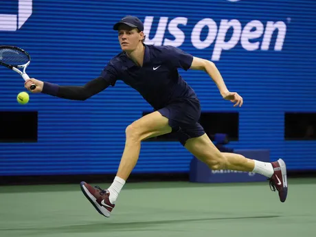 Jannik Sinner počas semifinále na US Open 2025.