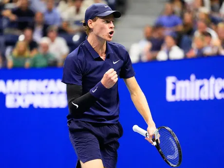 Jannik Sinner počas semifinále na US Open 2025.