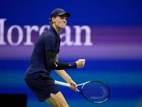 Jannik Sinner počas semifinále na US Open 2025.