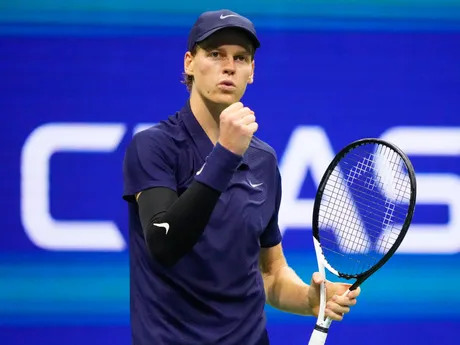 Jannik Sinner počas semifinále na US Open 2025.