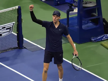Jannik Sinner počas semifinále na US Open 2025.