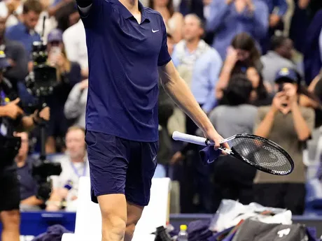 Jannik Sinner počas semifinále na US Open 2025.