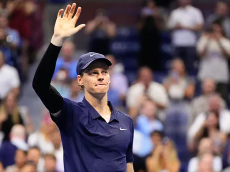 Jannik Sinner počas semifinále na US Open 2025.