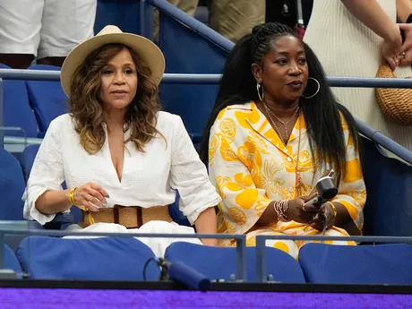 Americká herečka Rosie Perezová (vľavo) počas ženského finále US Open 2025. 