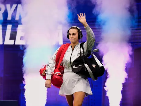 Bieloruska Aryna Sabalenková nastupuje na kurt pred ženským finále US Open 2025.