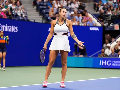 Reakcia Aryny Sabalenkovej po jednej z výmen v ženskom finále US Open 2025.