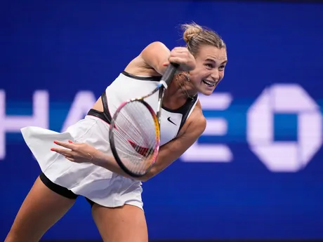 Bieloruská tenistka Aryna Sabalenková podáva vo finále US Open 2025.