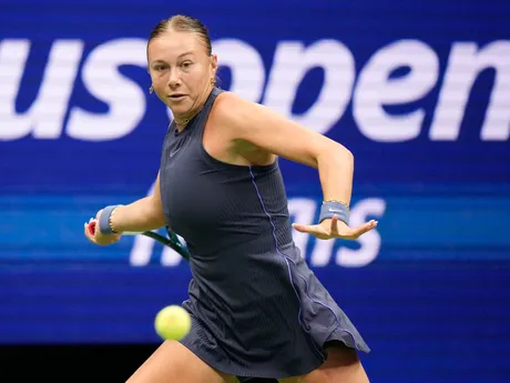Americká tenistka Amanda Anisimovová odvracia loptičku vo finále US Open 2025.