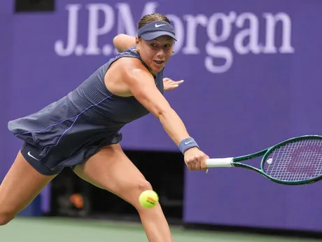 Američanka Amanda Anisimovová sa naťahuje za loptičkou vo finále US Open 2025.