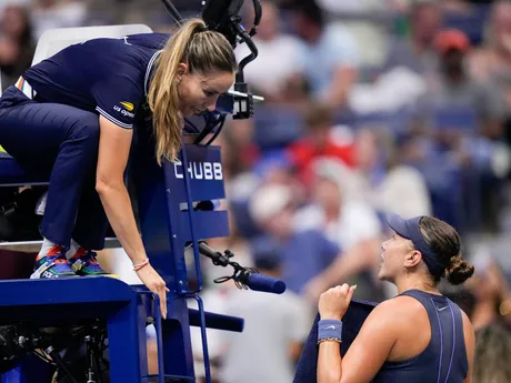 Amanda Anisimovová a rozhodkyňa Marijana Veljovičová počas finále US Open 2025.
